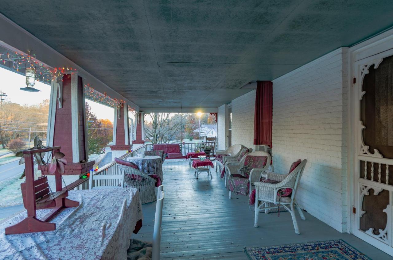 Armour'S Hotel & Spa Red Boiling Springs Exterior photo